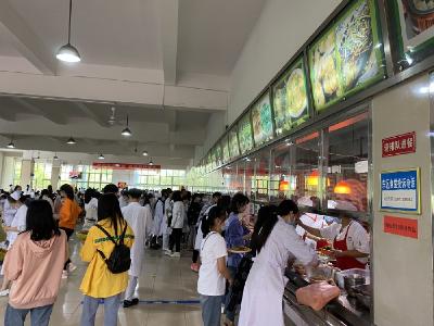 践行“光盘行动” 湖职师生在行动