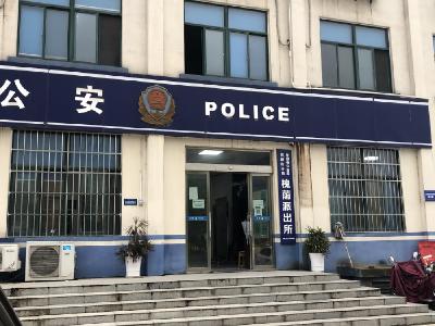 小区内聚众吸毒 民警出击一锅端