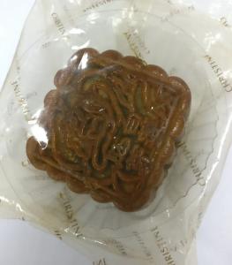惊呆！大爷翻出一盒10年前的月饼，不长毛不发霉！用了什么防腐剂？他吃了两口…
