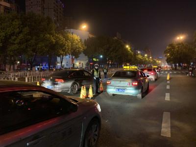 交警夜查酒驾  摩托车“酒司机”落网