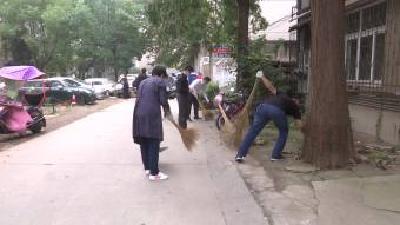 文昌社区组织下沉党员开展便民服务暨清洁家园活动