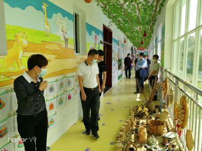 省资助中心副主任梁银怀到安陆检查工作