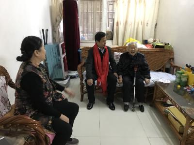 社区走访慰问高龄老人