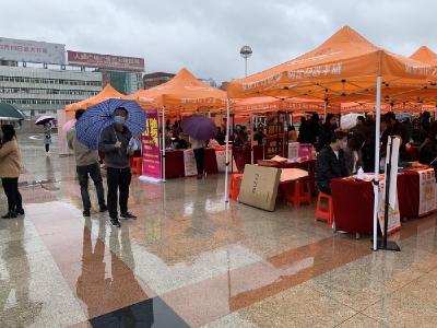 市人社局举办孝感市、区重点企业招聘会
