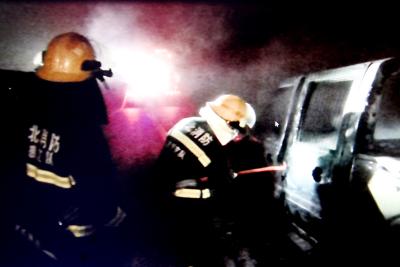 皮卡车在京港澳高速自燃，孝昌消防队员赶到现场扑灭
