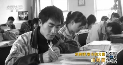 他曾睡猪圈捡垃圾带母求学，毕业后决定做一个“守梦人”