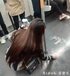 武汉地铁上，小姐姐的一个动作火了，网友：建议全民学习！