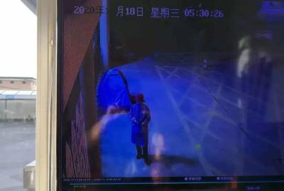 这地方发生“怪事”，天没亮就有人扔钱进来