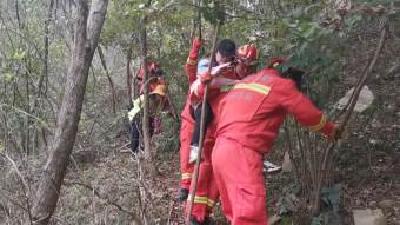 女子登山腿受伤 消防连抬带背救下山