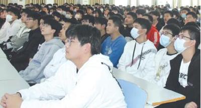 孝感工业学校3000余名师生齐学法
