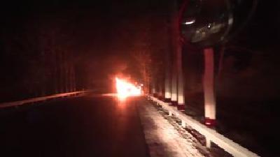 小车行驶途中自燃 消防紧急灭火除险