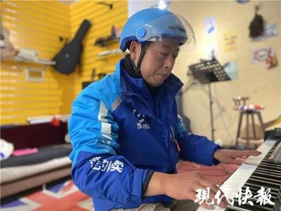一外卖大叔弹钢琴火爆网络，原来是钢琴老师改行……