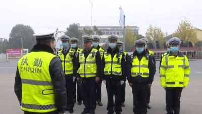 电动三轮车载人隐患大   交警城管联合整治