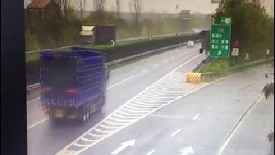后车刹车不及追尾前车 消防破拆救出被困司机
