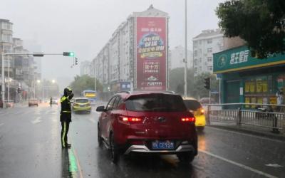 雨天出行多不便 安全出行靠大家