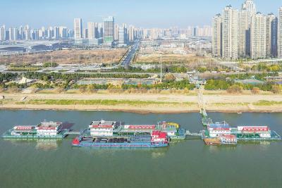 长江中游首个水上绿色综合服务区亮相，垃圾污水免费接收船员享受多种服务