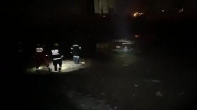 隆冬深夜身陷淤泥 消防速救被困老人