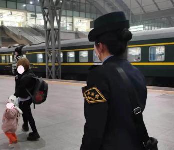 开往武汉的高铁上，列车长蹲在地上给乘客喂饭……