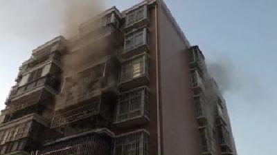 电热毯引发火灾 消防员迅速除险