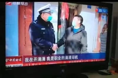 盲人在马路中迷失方向，滴滴司机停车上前一路护送