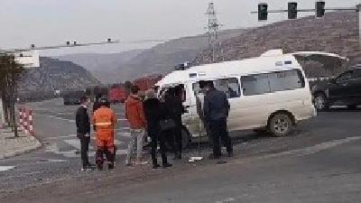 甘肃天水公交车与救护车相撞坠桥，事故致1死14伤