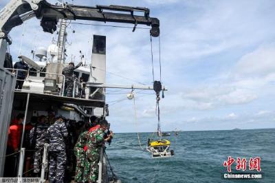 外媒：印尼海军找到失事客机黑匣子 已运往码头