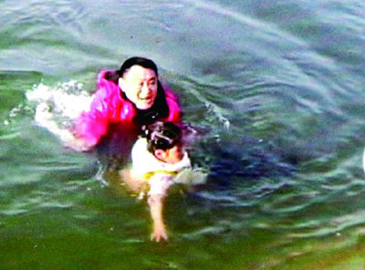 湖北孝昌：女童不慎落水，他跳进冰冷湖水中救人