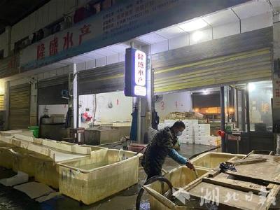 餐桌美食这里来！湖北日报全媒记者凌晨探访仙桃农贸市场