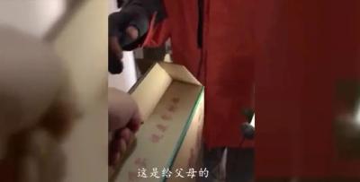 “不拿给差评啊！”外卖员遭顾客“威胁”，网友却直呼暖心！