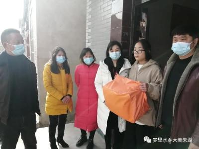 父母不返乡，“童伴妈妈” 陪朱湖留守伢过年