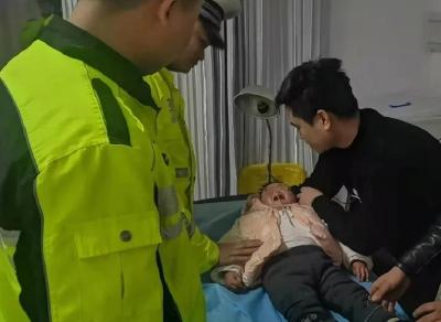 看着都疼！街边撸串，竹签扎穿2岁孩子鼻子