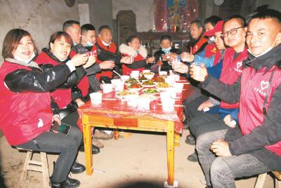 志愿者连续5年陪孤寡老人吃年饭 11个“孩子”提着年货登门 亲自下厨端上美味菜肴