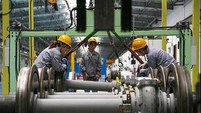 拓宽贫困劳动力就业渠道 “留下来”有岗位 “送出去”有保障