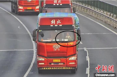 司机高速路上双手捧书，视频拍下惊心一幕……