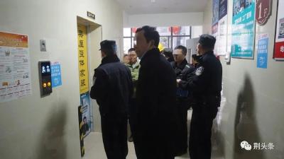 12人被困电梯，荆州上演极速救援！