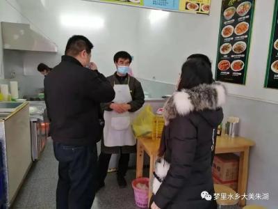 鼓励就地过年，朱湖走访慰问少数民族务工者
