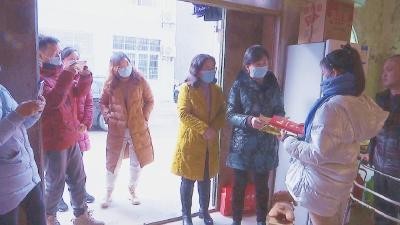 栾玲给肖亚玲家庭颁奖