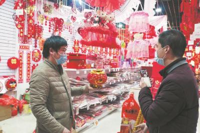 喜庆用品批发个体户：灯笼春联热卖 今年的年味更浓