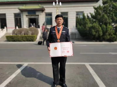 这位孝感民警在人民大会堂接受表彰！