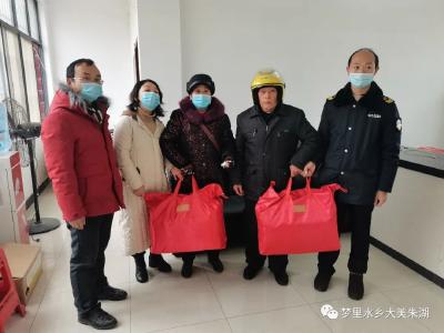 携手战疫战贫，双拥老模范朱湖与子弟兵互动