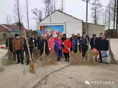 放下粉笔拿扫把，孝感高中工作队洒汗清洁烈士故里