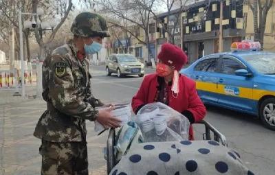 军营门口来了一位老奶奶！背后故事太暖…