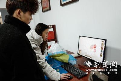 40分钟仿真一幅汉秀设计 武汉商学院让传统刺绣焕发新生机