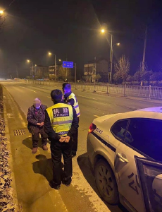 八旬老人迷失街头，交警及时助老人回家