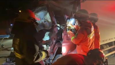 两车相撞致一人被困 消防紧急破拆救援