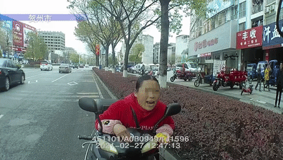 大妈逆行，掏出一张证…交警惊呆了