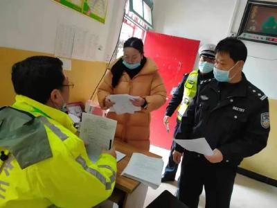 应城交警大队走进城北童星幼儿园检查校车安全