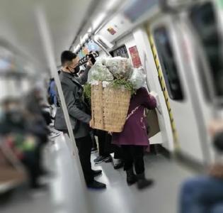 地铁上这个小伙子，找到了！