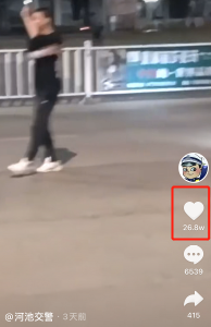  深夜车流汹涌，男孩却张开双臂站在路中央……