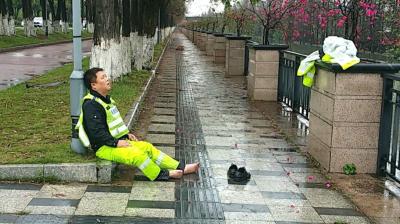 广东一协警3年3次跳河救人，网友认出：这次又是他